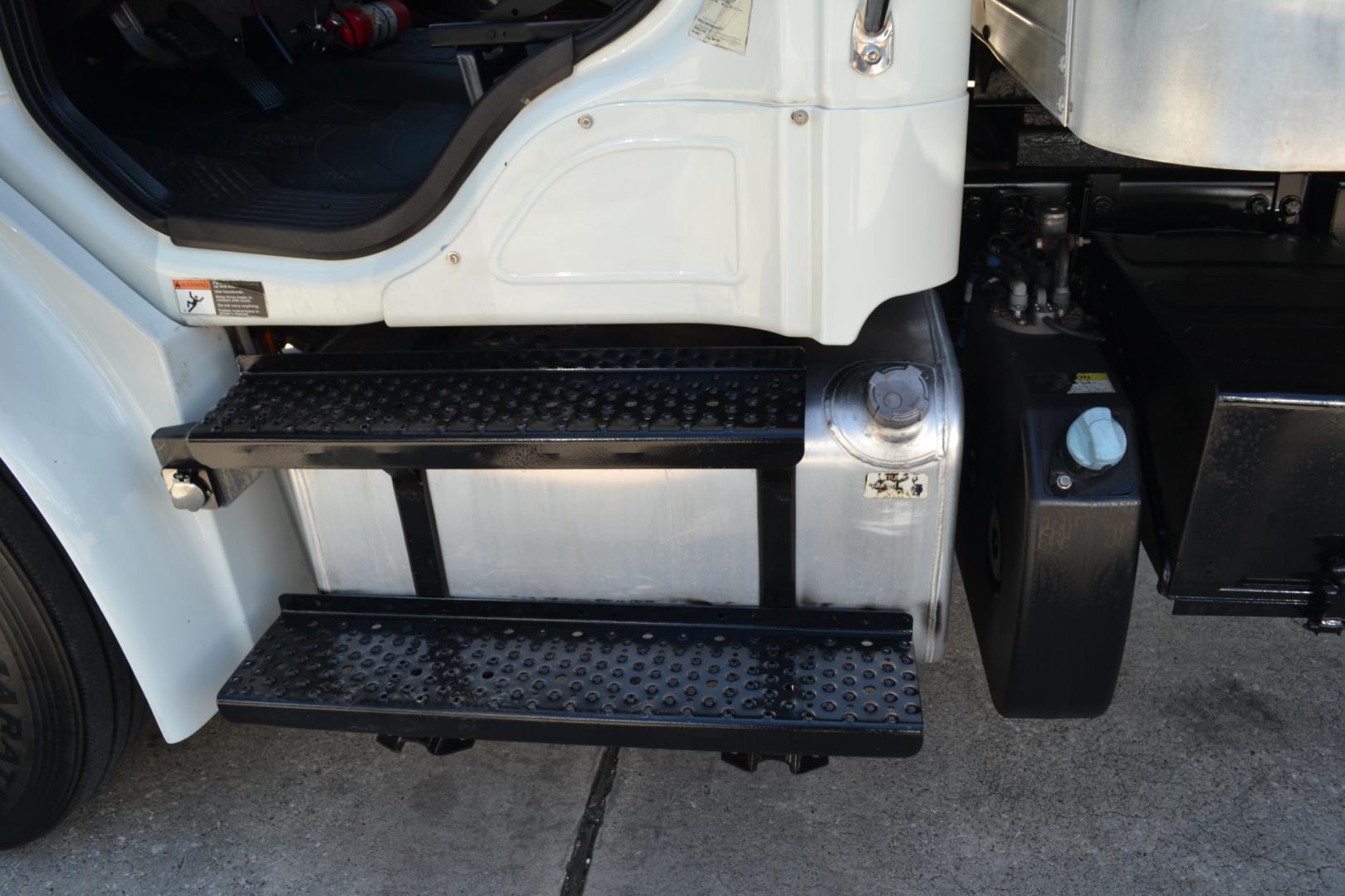 2019 WHITE /BLACK FREIGHTLINER M2-106 with an CUMMINS B6.7L 240HP engine, ALLISON 2500RDS AUTOMATIC transmission, located at 9172 North Fwy, Houston, TX, 77037, (713) 910-6868, 29.887470, -95.411903 - Photo#11